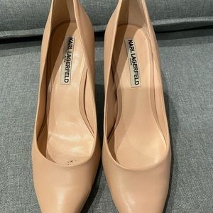 Karl Lagerfeld ladies leather nude pump with gold “KL” embellished on heel